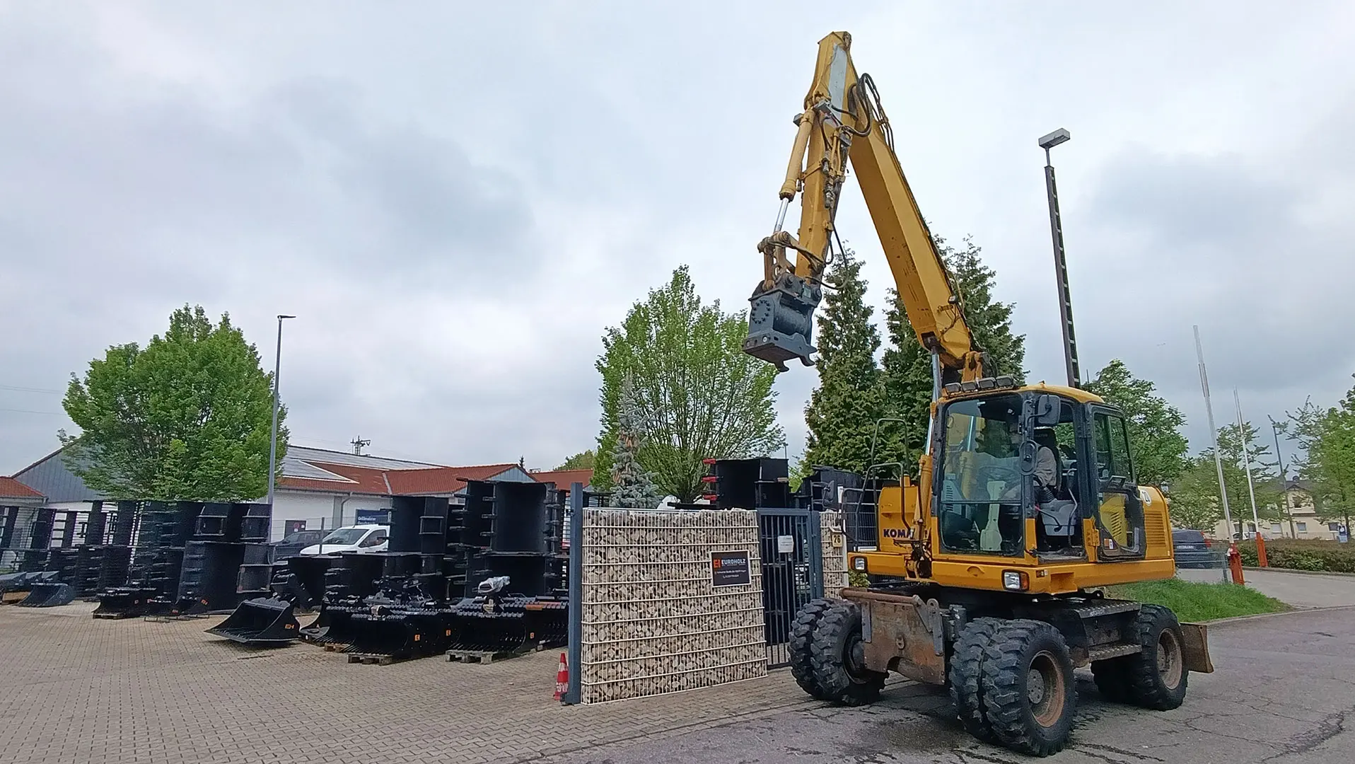 Mobilbagger Komatsu PW140 mit hydraulischem Schwenkmotor, Schnellwechselsystem MS 10, Klima