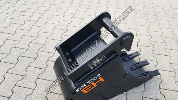 Tieflöffel MS03 300 mm Bagger Löffel Schaufel digging bucket Tieflöffel CW05 600 mm Tieflöffel MS01 600 mm Baggerschaufel Löffel Bagger Baggerlöffel digging bucket excavator bucket godet d'excavatrice кофа за багер gravemaskinspand kotróvödör bontóvödör kotró vödör bontó kanál ásó vödör ekskavaatori kopp kaivinkoneen kauha εκσκαφέας κάδου benna dell'escavatore ekskavatora kauss ekskavatoriaus kaušas graafmachine emmer gravemaskin bøtte grävmaskin hink lyžica rýpadla vedro bagerja cuchara excavadora lopaty rypadla Symlock eh euroholz