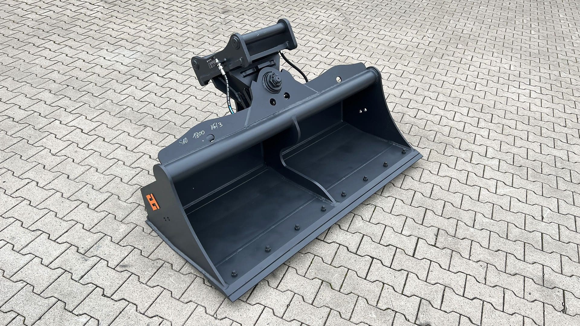 Hydraulic ditch cleaning bucket suitable for Volvo S60 / 1800 mm / cat. 3G / with bolt-on cutting edge